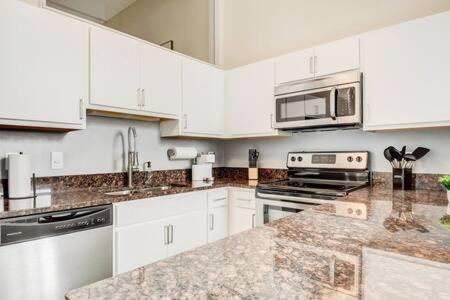 Cozysuites - 2br With Direct Skybridge Access #5