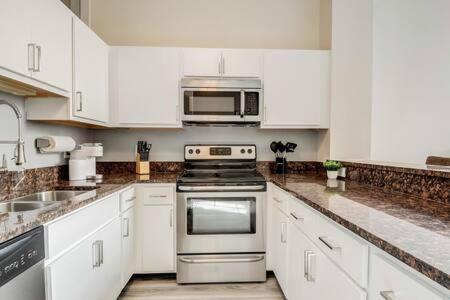 Apartment Cozysuites - 2br With Direct Skybridge Access #5 Indianapolis